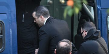 Βγάζει το μανδύα του «Σπαρτιάτη» και φοράει του «Πατριώτη» ο καταδικασμένος χρυσαυγίτης Ηλίας Κασιδιάρης