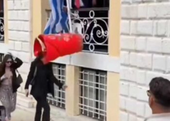 (vid) Ο Δήμαρχος Κέρκυρας έριξε κατά λάθος τον "Μπότη" επάνω στο κεφάλι γυναίκας!