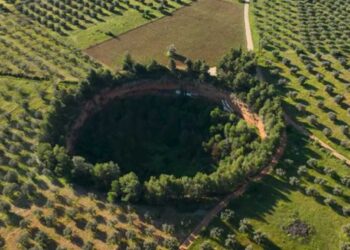 (βίντεο) Ανάσταση μέσα σε έναν πανέμορφο κρατήρα: Αυτό είναι το πιο ξεχωριστό εκκλησάκι της Ελλάδας