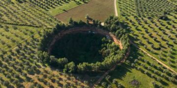 (βίντεο) Ανάσταση μέσα σε έναν πανέμορφο κρατήρα: Αυτό είναι το πιο ξεχωριστό εκκλησάκι της Ελλάδας