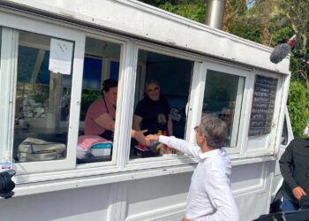 Ο Μητσοτάκης στην ξακουστή καντίνα της Γιάννας- Αντάλλαξαν ευχές για τα παιδιά τους που γιόρταζαν- Η αναφορά στη Γέφυρα των Σερβίων(VIDEO)