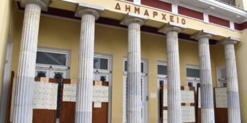 Τα εκλογικά τμήματα του Δήμου Κοζάνης έχουν τοιχοκολληθεί στην πρόσοψη του Δημαρχείου