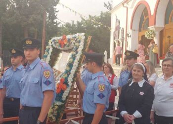 Κοσμοσυρροή στις Ιερές Ακολουθίες για τον εορτασμό του Παρεκκλησίου του Αγίου Λουκά, στον Ιερό Ναό Αγίας Σκέπης Πτολεμαΐδας. (ρεπορτάζ της Κούλας Πουλασιχίδου)