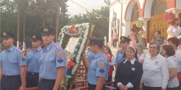 Κοσμοσυρροή στις Ιερές Ακολουθίες για τον εορτασμό του Παρεκκλησίου του Αγίου Λουκά, στον Ιερό Ναό Αγίας Σκέπης Πτολεμαΐδας. (ρεπορτάζ της Κούλας Πουλασιχίδου)