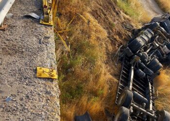 Ανατροπή επικαθήμενου οχήματος από γέφυρα στο 30ο χλμ Πτολεμαΐδας-Φλώρινας στο ύψος της Βεύης