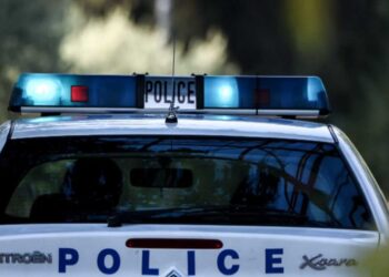 Αστυνομικοί του Τμήματος Ασφάλειας Εορδαίας συνέλαβαν 35χρονη που με τη μέθοδο του εναγκαλισμού απέσπασε από 69χρονη χρυσό σταυρό αξίας 2.000 ευρώ