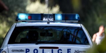 Αστυνομικοί του Τμήματος Ασφάλειας Εορδαίας συνέλαβαν 35χρονη που με τη μέθοδο του εναγκαλισμού απέσπασε από 69χρονη χρυσό σταυρό αξίας 2.000 ευρώ