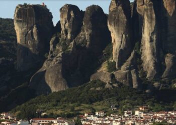 «Χαλαρός» δημοτικός υπάλληλος στα Μετέωρα εμφανίστηκε στη δουλειά μετά από… 13 χρόνια