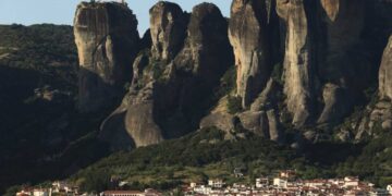 «Χαλαρός» δημοτικός υπάλληλος στα Μετέωρα εμφανίστηκε στη δουλειά μετά από… 13 χρόνια