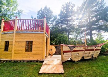 Χρησιμοποιημένες παλέτες, μετατράπηκαν σε παιδότοπο για παιδιά με αναπηρία, στη Κοζάνη