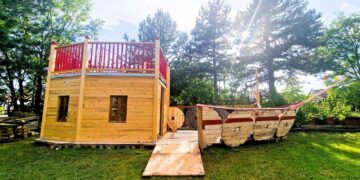 Χρησιμοποιημένες παλέτες, μετατράπηκαν σε παιδότοπο για παιδιά με αναπηρία, στη Κοζάνη