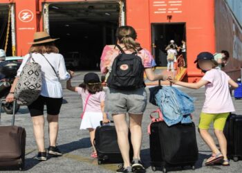 Ακρίβεια: Όνειρο θερινής νυκτός οι διακοπές για τους Έλληνες – Εφιάλτης τα ακτοπλοϊκά εισιτήρια
