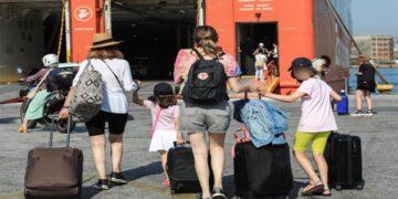 Ακρίβεια: Όνειρο θερινής νυκτός οι διακοπές για τους Έλληνες – Εφιάλτης τα ακτοπλοϊκά εισιτήρια