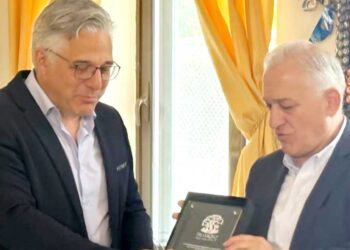 Δήμος Βοΐου: Απονομή τιμητικής πλακέτας από τον Δήμαρχο Βοΐου κ. Χρήστο Ζευκλή στον Πρόεδρο της ΚΕΔΕ κ. Λάζαρο Κυρίζογλου στο πλαίσιο των εκδηλώσεων «Μέρες Γιορτών Βοΐου- Πέλεκον 2024»