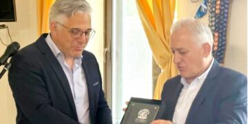 Δήμος Βοΐου: Απονομή τιμητικής πλακέτας από τον Δήμαρχο Βοΐου κ. Χρήστο Ζευκλή στον Πρόεδρο της ΚΕΔΕ κ. Λάζαρο Κυρίζογλου στο πλαίσιο των εκδηλώσεων «Μέρες Γιορτών Βοΐου- Πέλεκον 2024»