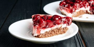 Εύκολη συνταγή για γιαουρτογλυκό με μπισκοτένια βάση και κεράσια -Δροσερό και λαχταριστό