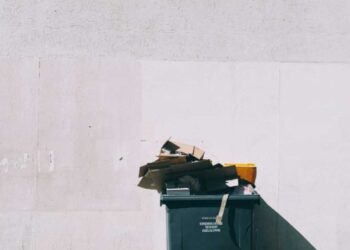 Έρχονται οι επόπτες γειτονιάς: Πόσο θα είναι το πρόστιμο αν ρίξεις κάτω σκουπίδι