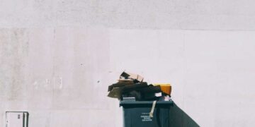 Έρχονται οι επόπτες γειτονιάς: Πόσο θα είναι το πρόστιμο αν ρίξεις κάτω σκουπίδι