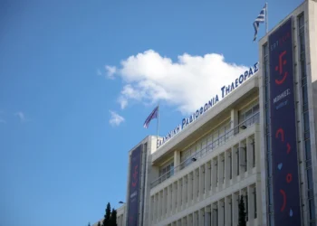 Δημοσιογράφος της ΕΡΤ συνελήφθη για τον ξυλοδαρμό της συντρόφου του