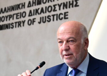 Ενδοοικογενειακή βία: Bραχιολάκι και προσωρινή κράτηση – Όλα τα μέτρα Φλωρίδη