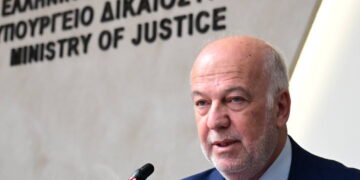 Ενδοοικογενειακή βία: Bραχιολάκι και προσωρινή κράτηση – Όλα τα μέτρα Φλωρίδη