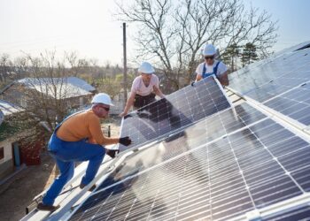 Αυτοπαραγωγή: Ανοίγει ο δρόμος για παραγωγή ηλεκτρικής ενέργειας σε πολυκατοικίες