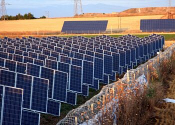 Φωτοβολταϊκά: Με δύο αποφάσεις ξεκλειδώνουν επενδύσεις σε ΑΠΕ και αποθήκευση ενέργειας