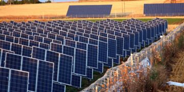 Φωτοβολταϊκά: Με δύο αποφάσεις ξεκλειδώνουν επενδύσεις σε ΑΠΕ και αποθήκευση ενέργειας