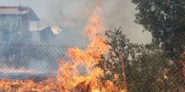 Κάθε 10 λεπτά και μία νέα φωτιά, συνολικά 300 πυρκαγιές τις τελευταίες ώρες – Μάχη με τις φλόγες σε Αττική και Αργολίδα