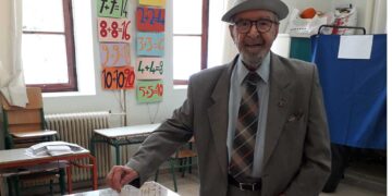Πιστός πολίτης της Δημοκρατίας, ο Γιάννης Κορκάς, ψηφίζει για 51η φορά
