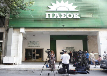 Προς ανασύνθεση το πολιτικό σύστημα- Μοχλός το ΠΑΣΟΚ- Ραγδαίες εξελίξεις