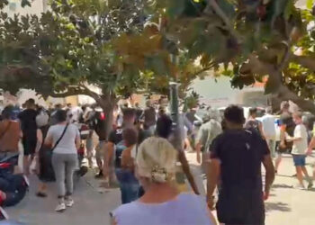 Δολοφονία 11χρονης: Επεισόδια έξω από τα δικαστήρια – Συγγενείς όρμηξαν στο περιπολικό που μετέφερε τον 37χρονο