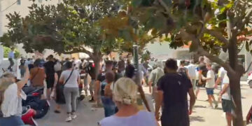 Δολοφονία 11χρονης: Επεισόδια έξω από τα δικαστήρια – Συγγενείς όρμηξαν στο περιπολικό που μετέφερε τον 37χρονο