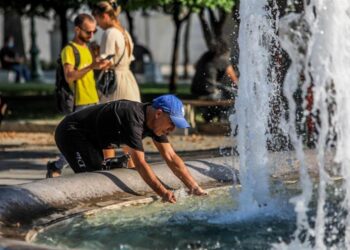 Καύσωνας «ψήνει» τη χώρα από Δευτέρα: Μέχρι 37 βαθμούς στη Μακεδονία σήμερα