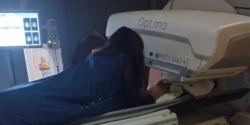 Κίνηση ανθρωπιάς από ακτινολόγο: Μπήκε στον αξονικό τομογράφο με εγκαταλελειμμένο βρέφος που δεν είχε συνοδό