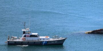 Τρόμος στην Επανομή: Παρασύρθηκε μητέρα με τα παιδιά της κάνοντας ιστιοσανίδα