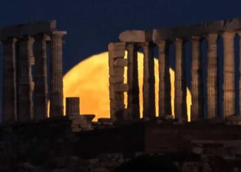 Μαγευτικές εικόνες από το «Φεγγάρι της Φράουλας» - Ο σπάνιος συγχρονισμός με το θερινό ηλιοστάσιο