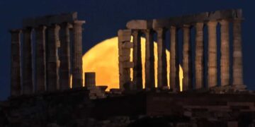 Μαγευτικές εικόνες από το «Φεγγάρι της Φράουλας» - Ο σπάνιος συγχρονισμός με το θερινό ηλιοστάσιο