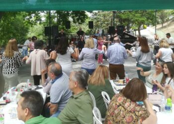 Με πολύ χορό, κέφι και ζωντάνια, πραγματοποιήθηκε την Κυριακή 2/6, το ημερήσιο γλέντι που διοργάνωσε ο Σύλλογος Ηπειρωτών Κοζάνης στο Πάρκο Ηπειρωτών