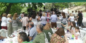 Με πολύ χορό, κέφι και ζωντάνια, πραγματοποιήθηκε την Κυριακή 2/6, το ημερήσιο γλέντι που διοργάνωσε ο Σύλλογος Ηπειρωτών Κοζάνης στο Πάρκο Ηπειρωτών