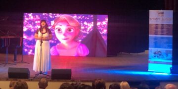 Με τεράστια επιτυχία στο πολιτιστικό κέντρο Γρεβενών το ΚΔΑΠ Smartjunior πραγματοποίησε για πρώτη φορά στα χρονικά, μια μοναδική μουσική παράσταση με τη ταυτόχρονη παρουσίαση ταινιών της Disney σε γιγαντοοθόνη