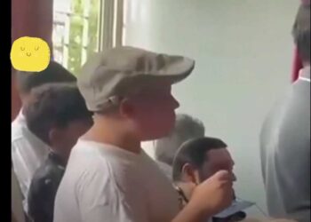 Νεαρός μαθητής δημοτικού μεταφράζει τα λόγια της δασκάλας του στη νοηματική γλώσσα για την Κωφή μητέρα του στην τελετή λήξης του σχολικού έτους (ΒΙΝΤΕΟ)