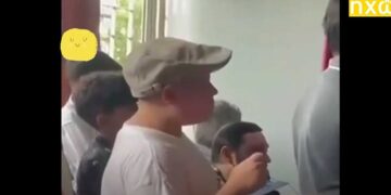 Νεαρός μαθητής δημοτικού μεταφράζει τα λόγια της δασκάλας του στη νοηματική γλώσσα για την Κωφή μητέρα του στην τελετή λήξης του σχολικού έτους (ΒΙΝΤΕΟ)