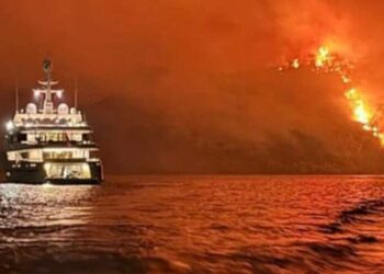 Οργή για τη φωτιά στην Ύδρα - Καταγγελίες ότι πέταξαν πυροτεχνήματα από σκάφος