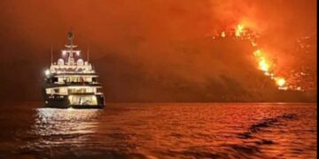 Οργή για τη φωτιά στην Ύδρα - Καταγγελίες ότι πέταξαν πυροτεχνήματα από σκάφος