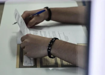 Θεσσαλονίκη: Γονείς πήγαν ανεμιστήρες σε λύκειο για να μπορέσουν να δώσουν πανελλήνιες τα παιδιά τους