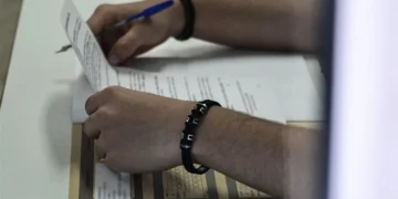 Θεσσαλονίκη: Γονείς πήγαν ανεμιστήρες σε λύκειο για να μπορέσουν να δώσουν πανελλήνιες τα παιδιά τους