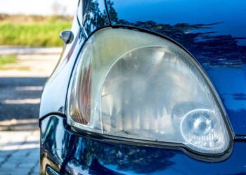 Πώς να ξεθαμπώσεις τα φώτα του αυτοκινήτου σου με 0,50 ευρώ -Το άγνωστο κόλπο