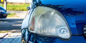 Πώς να ξεθαμπώσεις τα φώτα του αυτοκινήτου σου με 0,50 ευρώ -Το άγνωστο κόλπο