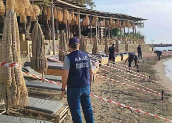 Ρόδος: Στο αυτόφωρο ο νόμιμος εκπρόσωπος του beach bar με τις ξαπλώστρες στη θάλασσα – Πρόστιμο 28.560 ευρώ